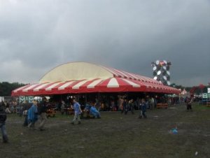 Kathedraal compleet op regenachtig Lowlands
